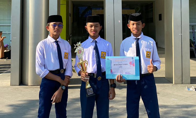 SMP Nurul Hayah 4 Raih Juara 1 dalam Festival Biologi Bio-Fox 2023